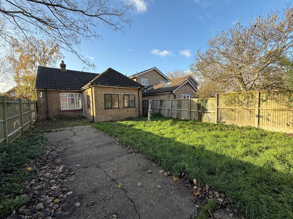 Lot: 44 - DETACHED THREE-BEDROOM BUNGALOW WITH POTENTIAL - Garden to rear